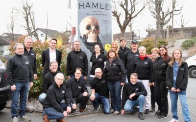 Gruppenfoto vor Litfaßsäule